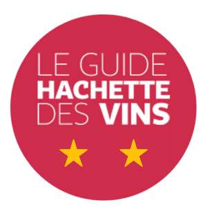 Guide Hachette 2026 : 2 &eacute;toiles : Marselan et Caladoc &agrave; &eacute;galit&eacute;, voil&agrave; un assemblage peu classique, mais pleinement r&eacute;ussi. Une r&eacute;jouissante compl&eacute;mentarit&eacute; qui s&#39;illustre par une robe naturellement tr&egrave;s prononc&eacute;e et par des ar&ocirc;mes discrets de fruits noirs au nez, puis fum&eacute;s et &eacute;pic&eacute;s dans un palais franc et cors&eacute;, dot&eacute; de tanins fermes lui assurant une parfaite tenue et d&#39;une finale capiteuse et r&eacute;gliss&eacute;e. Promis &agrave; une bonne garde, ce rouge cossu fera volontiers la parade &agrave; une belle viande go&ucirc;teuse, comme une pluma de cochon ib&eacute;rique. 2026-2030