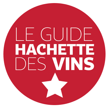 -Guide Hachette 2026 : 1 &eacute;toile : Une moiti&eacute; de Marsanne, l&#39;autre de Viognier et de Clairette signent un blanc stimulant et harmonieux. Tentateur, il s&#39;ouvre sur un nez intense &eacute;voquant la rose, la p&ecirc;che au sirop et le cake aux fruits confits. Plus sobre en bouche, souple, rond, dot&eacute; d&#39;une plaisante acidit&eacute;, il se teinte en finale de l&eacute;gers amers anis&eacute;s laissant pr&eacute;sager une belle polyvalence &agrave; table. On l&#39;essayera avec des asperges sauce hollandaises. 2025-2027.